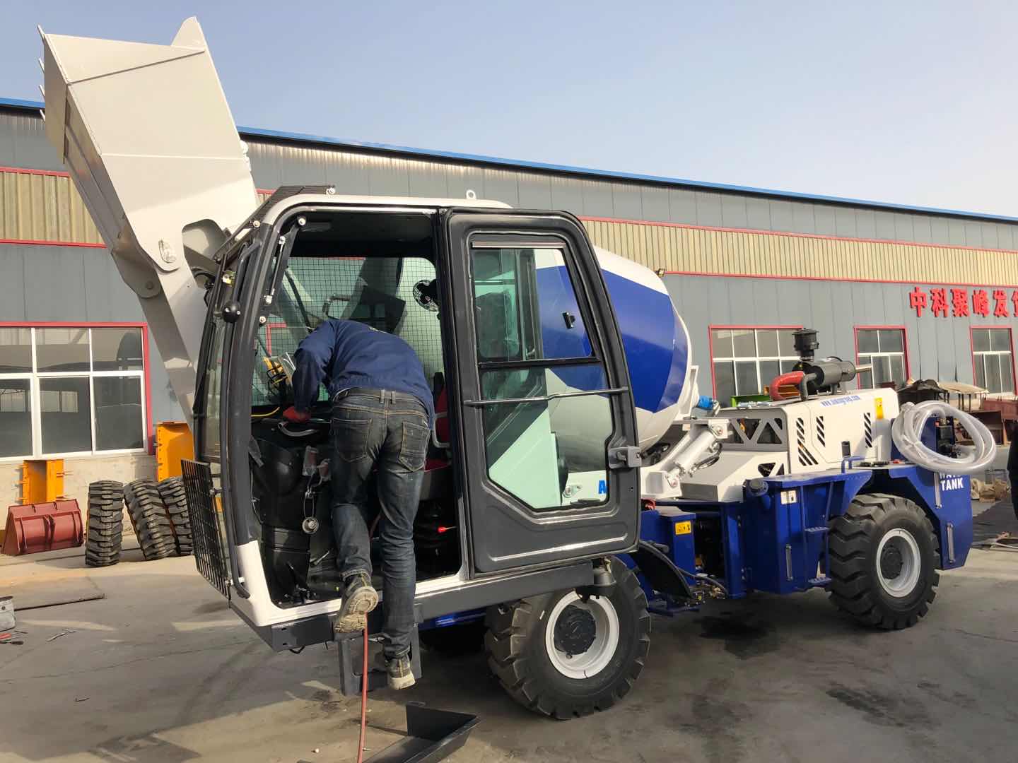 Self Loading Concrete Mixer With Small Capacity